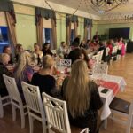 Avar ja valgusküllane seminariruum ning peosaal Tartu lähedal Eesti Põllumajandusmuuseumis