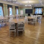 Avar ja valgusküllane seminariruum ning peosaal Tartu lähedal Eesti Põllumajandusmuuseumis.