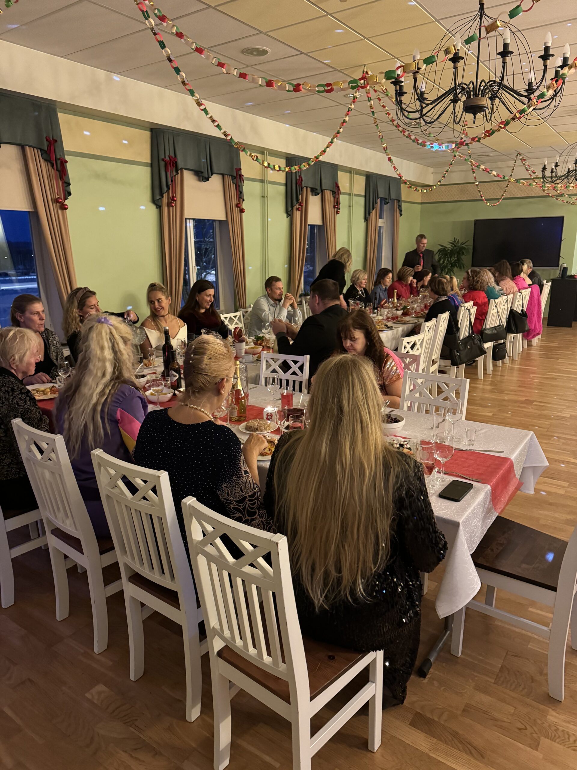 Avar ja valgusküllane seminariruum ning peosaal Tartu lähedal Eesti Põllumajandusmuuseumis