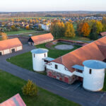 Avar areen Eesti Põllumajandusmuuseumis Ülenurmes, sobiv kontsertideks, laatadeks ja suuremateks sündmusteks Tartu lähedal.