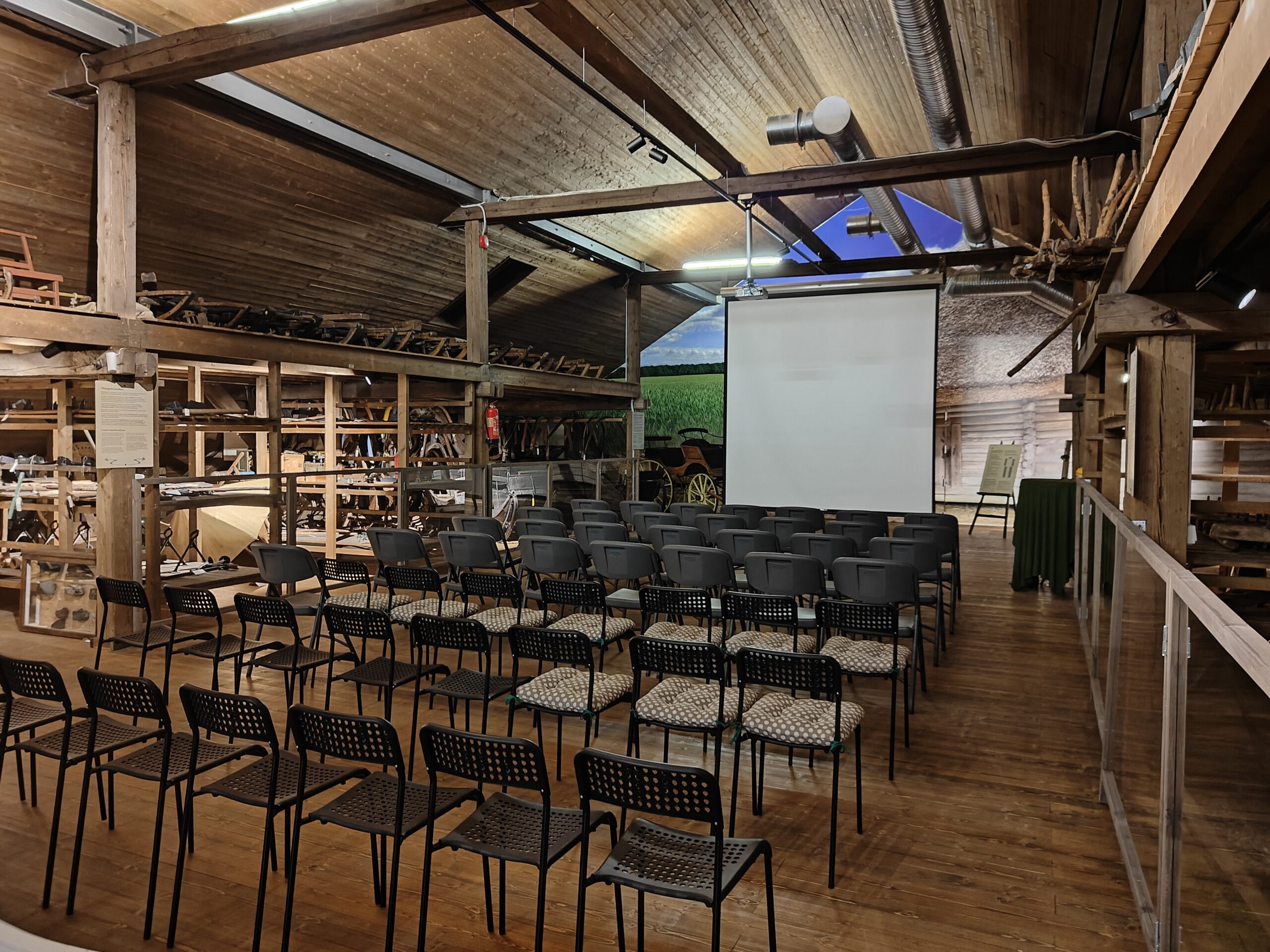 Avatud Hoidla Eesti Põllumajandusmuuseumis Ülenurmes, kus muuseumi kogud ja ajaloolised esemed on avatud hoiustamisruumis nähtaval.