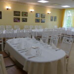 Häärberi rõdusaal Eesti Põllumajandusmuuseumis Ülenurmes, valgusküllane ja ajaloolise interjööriga ruum väiksemate ürituste jaoks Tartu lähedal.