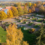 Piknikuplats Tartu lähedal Eesti Põllumajandusmuuseumis Ülenurmes, avar muruala piknikulaudade ja rohelise loodusega.