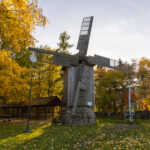 Piknikuplats Tartu lähedal Eesti Põllumajandusmuuseumis Ülenurmes, avar muruala piknikulaudade ja rohelise loodusega.