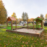 Põllumajandusmuuseumi avar ja roheline piknikuplats Ülenurmes, kus on muruala ja piknikulauad ning ümberringi muuseumiala