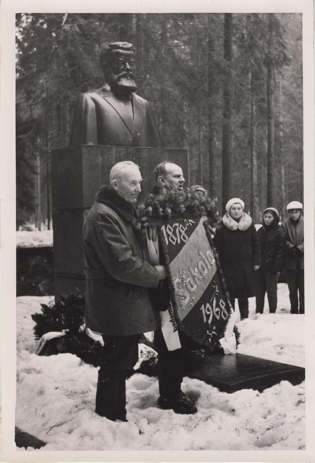 Jakobsoni mälestamine Sakala tee matka ajal perekonnakalmistul